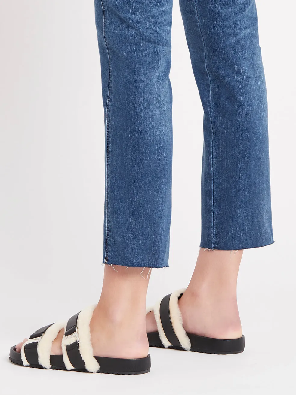 le_sylvie_crop_raw_edge_j_5.webp Le Sylvie Crop Raw Edge Jean